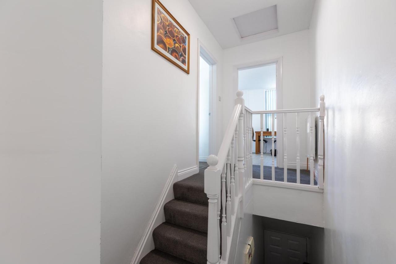 Platform Stadium Apartment With Parking Kingston upon Hull Extérieur photo